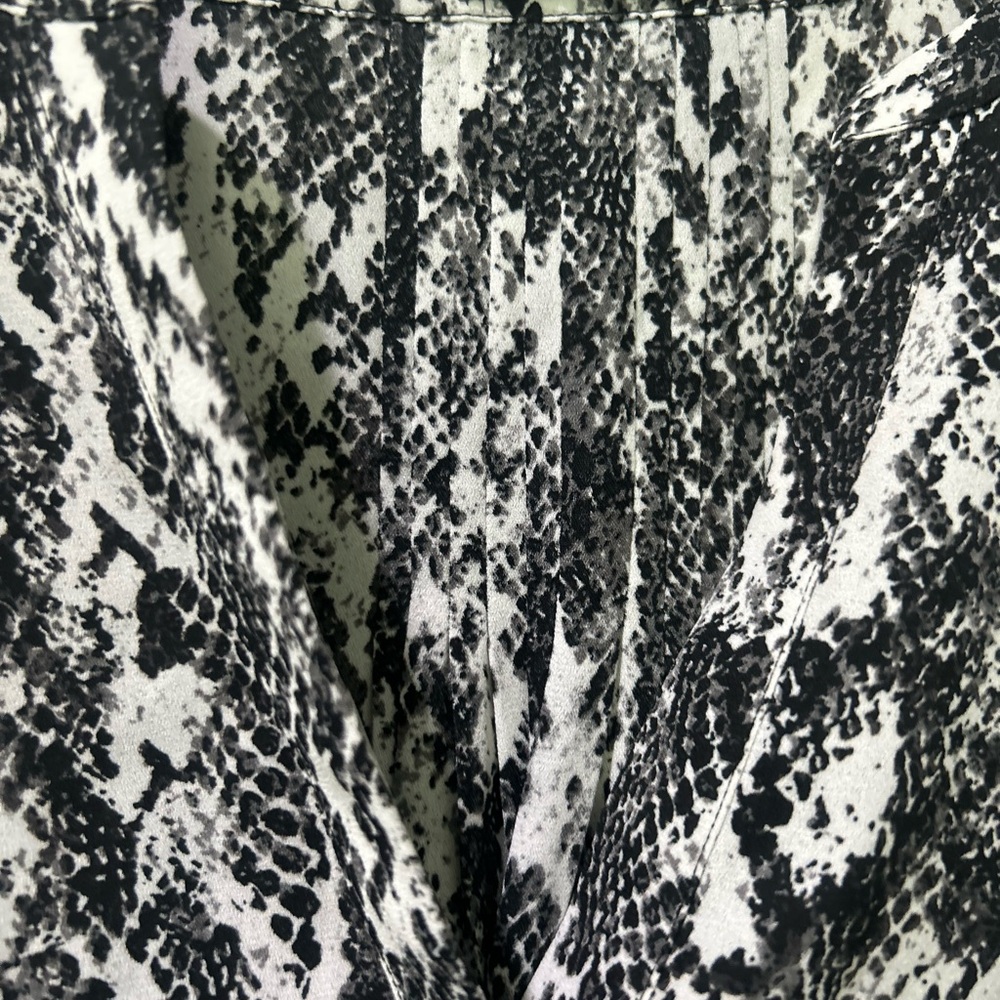 Women's Black and White Snake Print Top - Picture 4 of 7